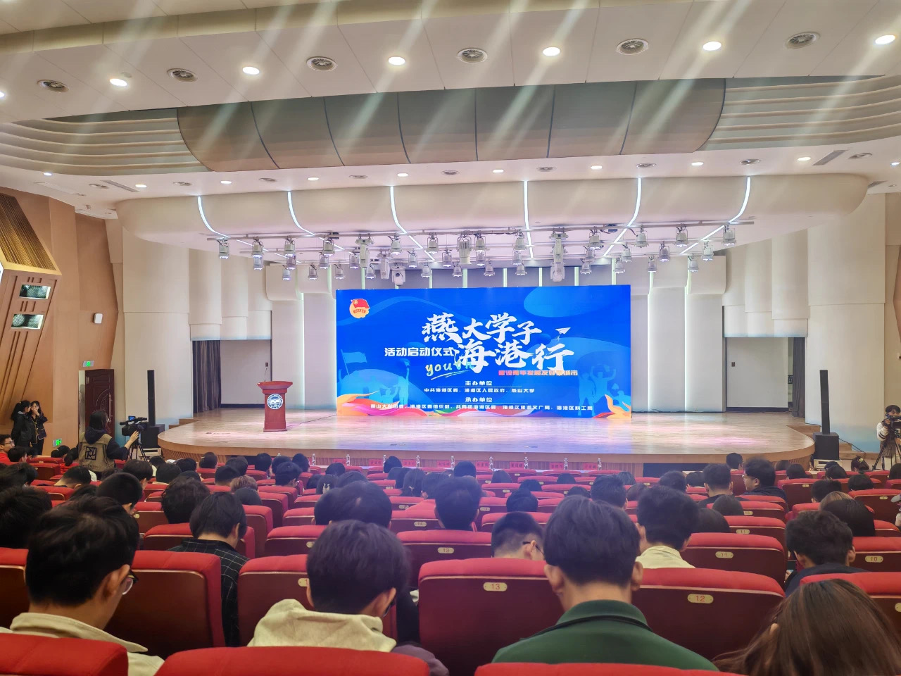 秦皇島海港區(qū)委、區(qū)政府和燕山大學組織燕大學子到耀華裝備集團參觀