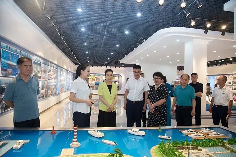 秦皇島市人大常委會廉茹艷副主任一行到耀華裝備集團進行調研